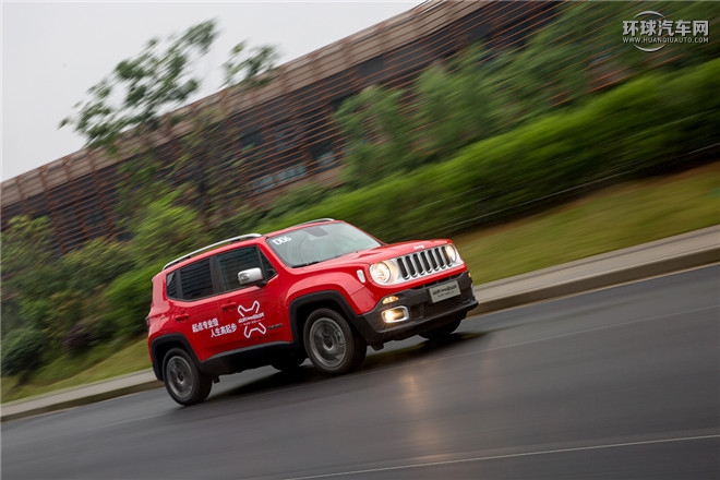Jeep自由俠官方圖片