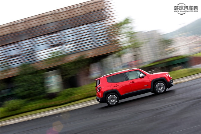 Jeep自由俠官方圖片