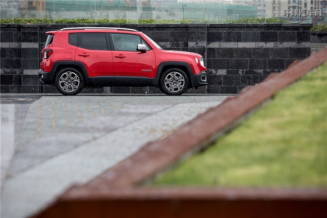 Jeep自由俠官方圖片