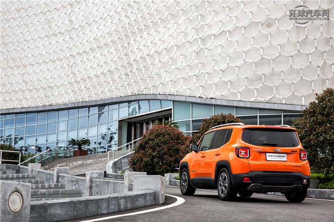 Jeep自由俠官方圖片