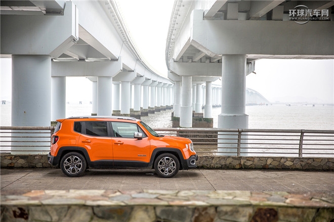 Jeep自由俠官方圖片