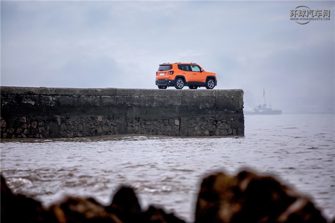 Jeep自由俠官方圖片