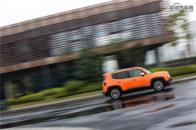 Jeep自由俠官方圖片