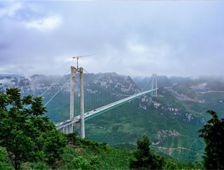 一座橋一本書，通往山的那邊