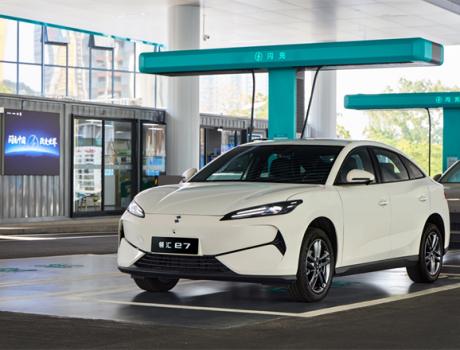 10萬級(jí)純電閃充賽道開跑 領(lǐng)匯e7上市以技術(shù)平權(quán)撬動(dòng)出行新生態(tài)