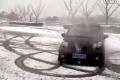 下雪帶來的歡樂！車友駕F0雪中原地打轉(zhuǎn)