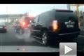 跟得太緊！街頭實(shí)拍兄弟車型追尾事故